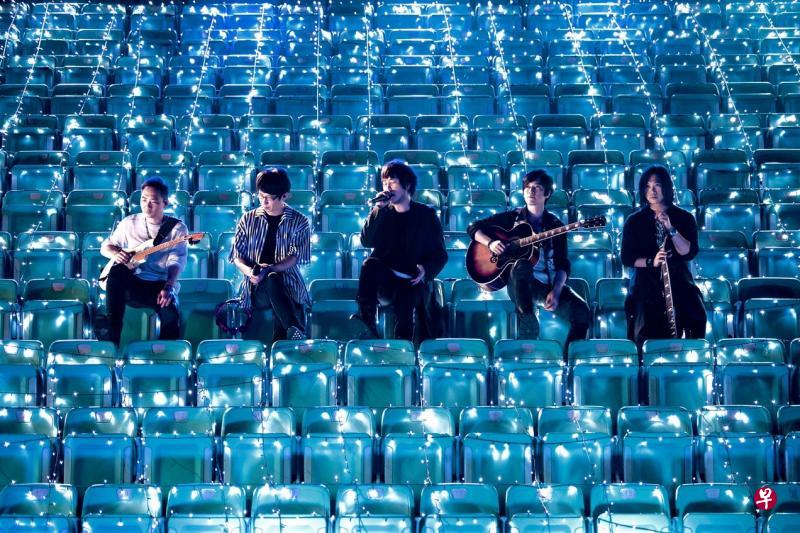 每个观众席都摆放了荧光棒,1万多支荧光棒让五月天感觉到成千上万的呐喊声。(相信音乐提供) 每个观众席都摆放了荧光棒,1万多支荧光棒让五月天感觉到成千上万的呐喊声。(相信音乐提供)