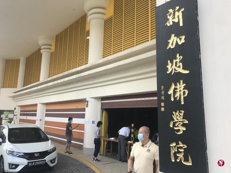 所有到光明山的信众都得先测量体温。( 姜 泽良摄) 所有到光明山的信众都得先测量体温。( 姜 泽良摄)