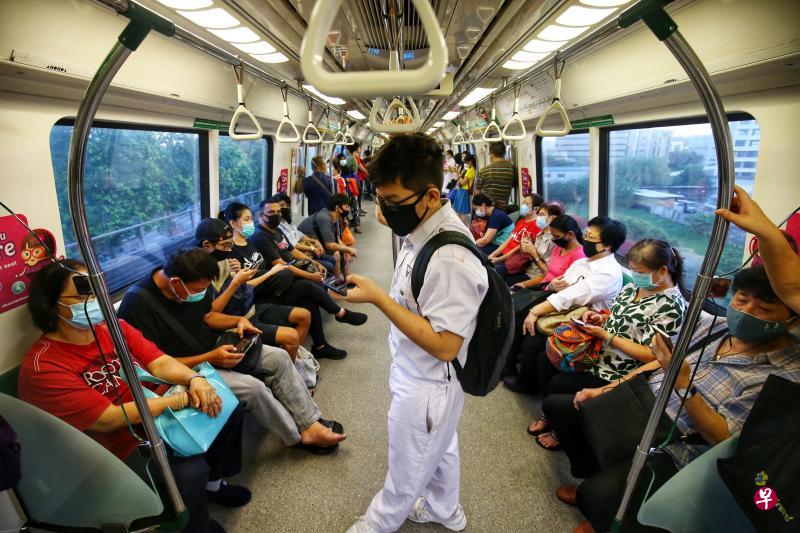 病毒阻断措施放宽第一天,上班上学人数增加,昨早7时,从裕廊东往市区方向的东西线地铁列车上有不少乘客。(何家俊摄) 病毒阻断措施放宽第一天,上班上学人数增加,昨早7时,从裕廊东往市区方向的东西线地铁列车上有不少乘客。(何家俊摄)