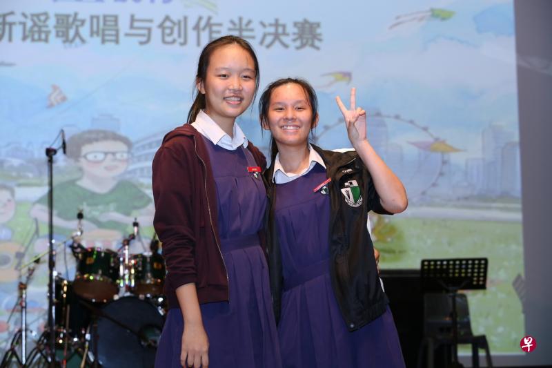 梅菲菲(左)与同学过去两年合作写歌参加“新空下”,都取得不错成绩。图为两人出席2019年半决赛活动。(档案照) 梅菲菲(左)与同学过去两年合作写歌参加“新空下”,都取得不错成绩。图为两人出席2019年半决赛活动。(档案照)