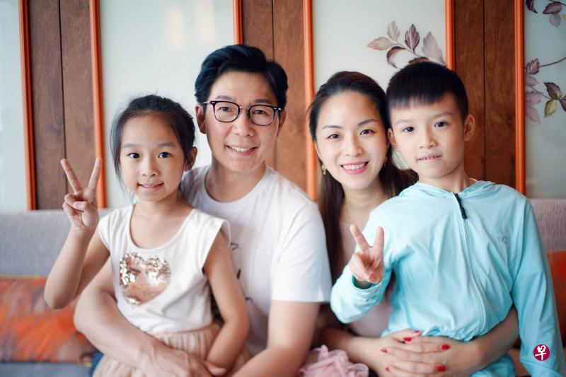 品冠(左二)一家四口定居台北。(海蝶唱片提供) 品冠(左二)一家四口定居台北。(海蝶唱片提供)