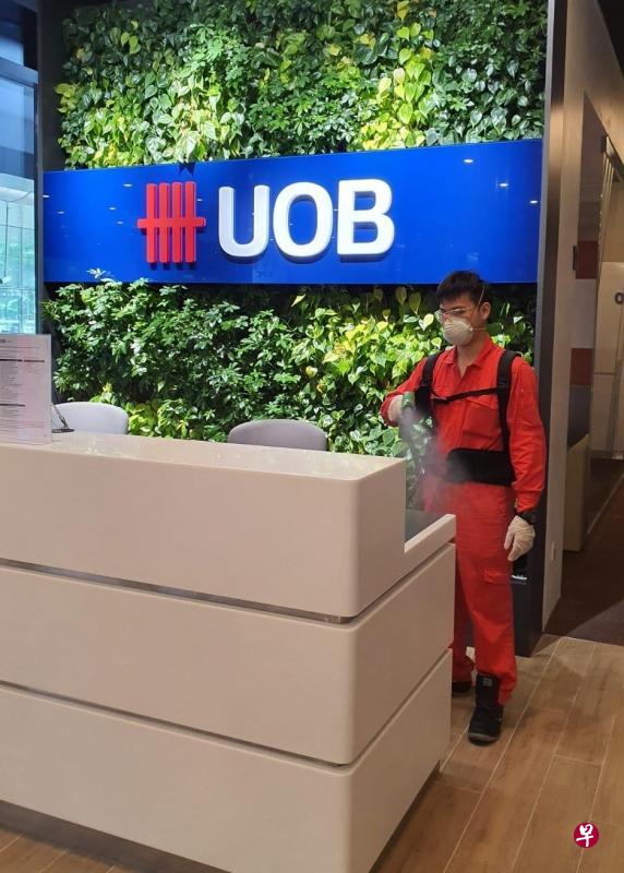 大华银行在分行柜台和会面区等高接触空间采用了商业级的自动消毒涂料,为顾客和员工提供更安全的环境。(大华银行提供) 大华银行在分行柜台和会面区等高接触空间采用了商业级的自动消毒涂料,为顾客和员工提供更安全的环境。(大华银行提供)