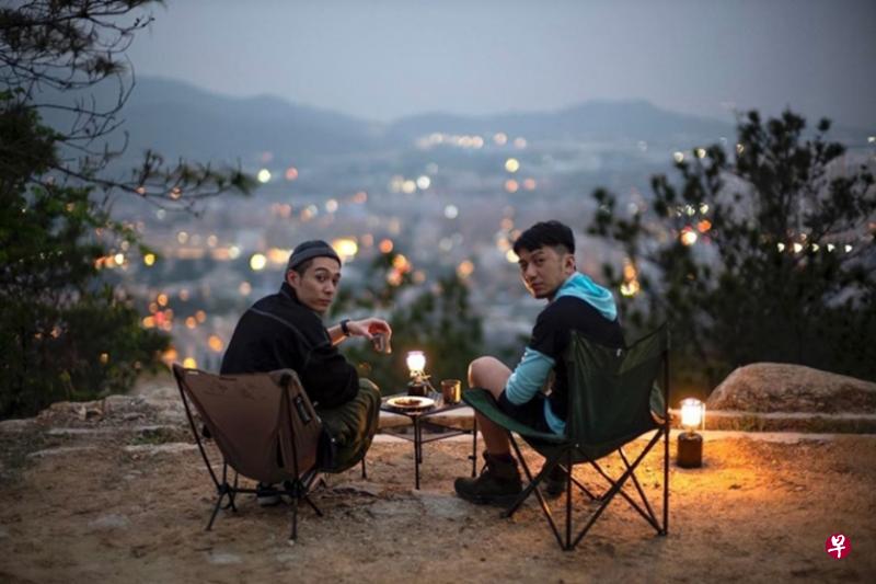 《两个小生去Camping》主持人在美景前享用美食。(互联网) 《两个小生去Camping》主持人在美景前享用美食。(互联网)