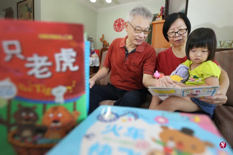 许再兴(左一)和黄梅娇(中) 昨天终于再次和孙女许凯婷相聚。(陈来福摄) 许再兴(左一)和黄梅娇(中) 昨天终于再次和孙女许凯婷相聚。(陈来福摄)