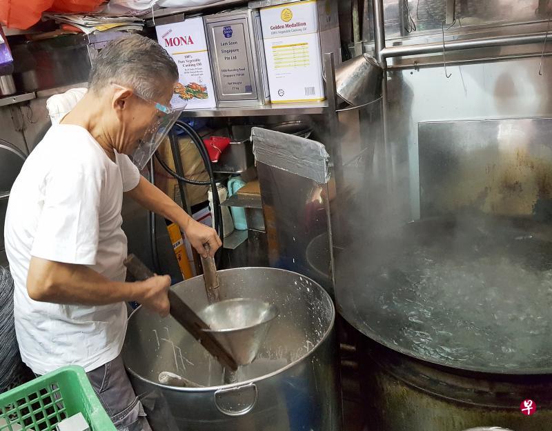 在锦茂熟食中心卖水粿的李三峇,昨天到摊位准备要售卖的食物时,戴着女儿帮他买的面罩。(魏瑜嶙摄) 在锦茂熟食中心卖水粿的李三峇,昨天到摊位准备要售卖的食物时,戴着女儿帮他买的面罩。(魏瑜嶙摄)