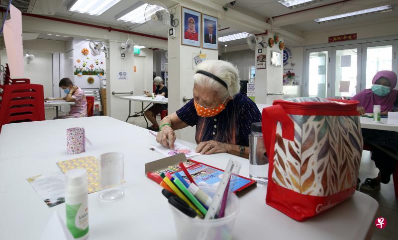 陈淑华(前)昨天终于到住家楼下的狮子乐龄之友协会乐龄活动中心做手工。不过,她和老朋友们须分开活动,彼此也不能交流。(萧紫薇摄) 陈淑华(前)昨天终于到住家楼下的狮子乐龄之友协会乐龄活动中心做手工。不过,她和老朋友们须分开活动,彼此也不能交流。(萧紫薇摄)