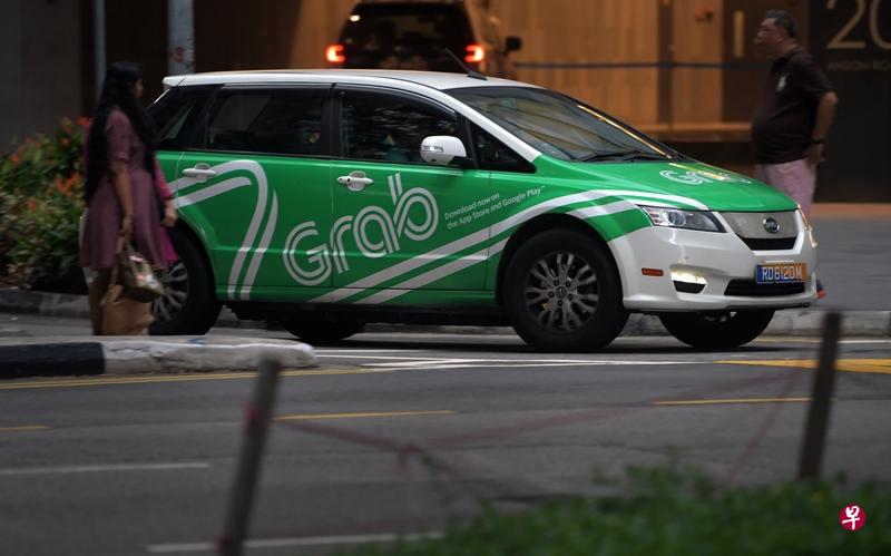 Grab规定从本月底起,乘客在叫车前得先在应用申报健康情况,上车后也不能坐在副驾驶座。(档案照) Grab规定从本月底起,乘客在叫车前得先在应用申报健康情况,上车后也不能坐在副驾驶座。(档案照)