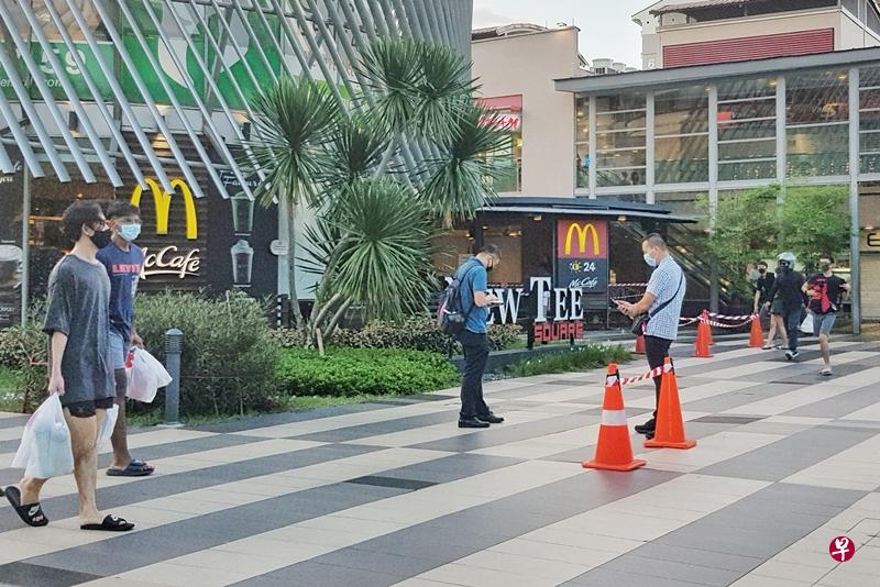 玩家戴着口罩在广场玩精灵宝可梦。(徐颖荃摄) 玩家戴着口罩在广场玩精灵宝可梦。(徐颖荃摄)