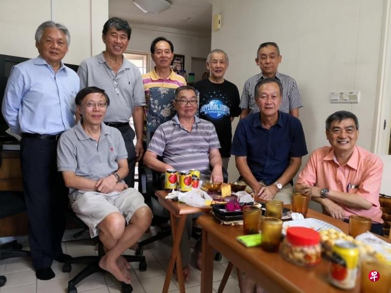 一群花甲之年的学生拜访黄志强老师(前排左二)。(作者提供) 一群花甲之年的学生拜访黄志强老师(前排左二)。(作者提供)