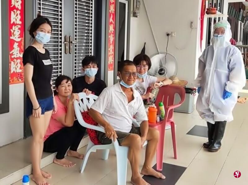 曾慧晶(右一)历经千辛万苦回乡,身穿防护衣与弟妹们及父母,拍下这张令人伤感的最后全家福。(星洲日报) 曾慧晶(右一)历经千辛万苦回乡,身穿防护衣与弟妹们及父母,拍下这张令人伤感的最后全家福。(星洲日报)