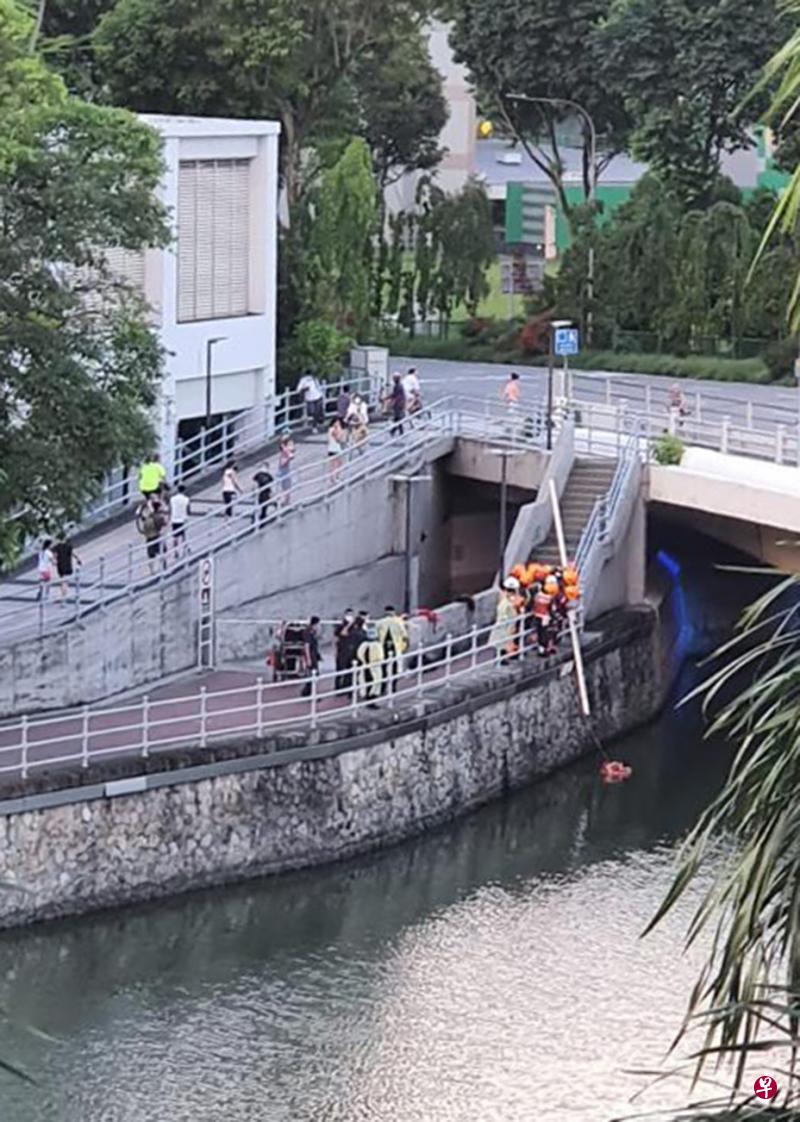 女子坠入河中后,有公众马上将救生圈丢入河中给女子,民防部队随后到场,并用梯级将她救上来。(受访者提供) 女子坠入河中后,有公众马上将救生圈丢入河中给女子,民防部队随后到场,并用梯级将她救上来。(受访者提供)