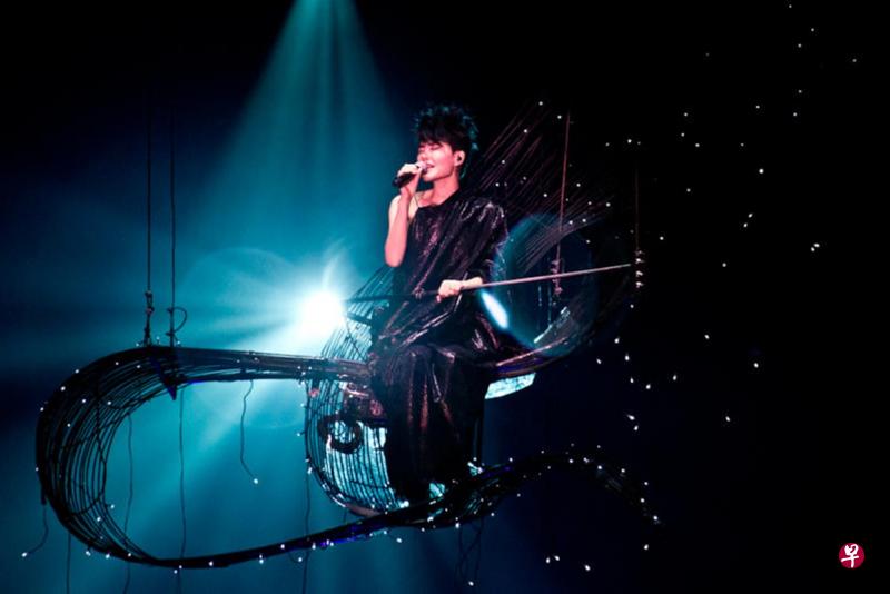 王菲演唱《但愿人长久》这首歌。(档案照片) 王菲演唱《但愿人长久》这首歌。(档案照片)