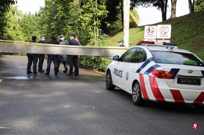 警方封锁案发现场,搜救人员在接近中午时分从水里捞起一具尸体。(唐家鸿摄) 警方封锁案发现场,搜救人员在接近中午时分从水里捞起一具尸体。(唐家鸿摄)