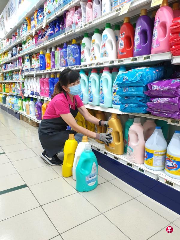 黄宝叶在职总就业保障联盟和食品饮料及同行业工友联合会的安排下,借调到职总平价超市三个月,除了排货、点货,有时也帮忙确保顾客保持安全距离。(全国职工总会提供) 黄宝叶在职总就业保障联盟和食品饮料及同行业工友联合会的安排下,借调到职总平价超市三个月,除了排货、点货,有时也帮忙确保顾客保持安全距离。(全国职工总会提供)