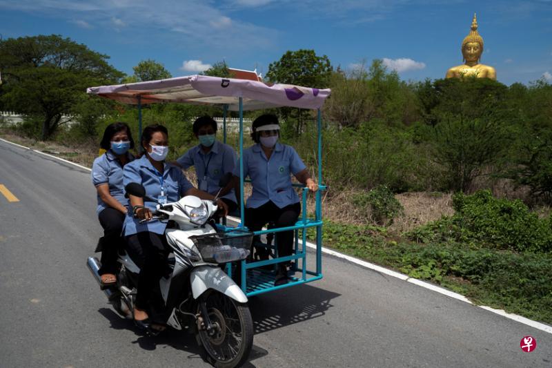 曼谷郊外红统府的医疗志愿者每天走访村子里的家家户户,协助政府收集疫情相关数据,同时留意是否暴发社区感染。(路透社) 曼谷郊外红统府的医疗志愿者每天走访村子里的家家户户,协助政府收集疫情相关数据,同时留意是否暴发社区感染。(路透社)