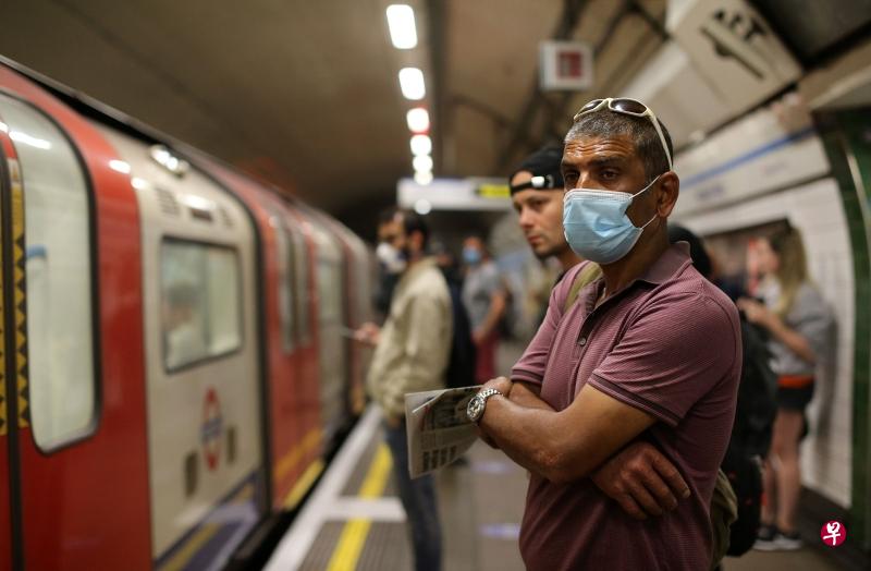 英国政府周四宣布,从6月15日起,公共交通工具将强制要求乘客戴口罩。(法新社) 英国政府周四宣布,从6月15日起,公共交通工具将强制要求乘客戴口罩。(法新社)