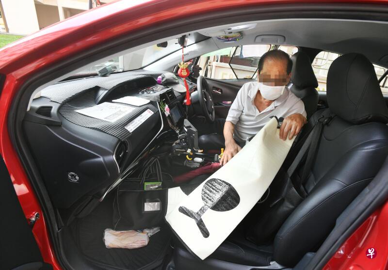 德士司机拒载两名没戴口罩的醉男,遭对方辱骂、挑衅。 德士司机拒载两名没戴口罩的醉男,遭对方辱骂、挑衅。