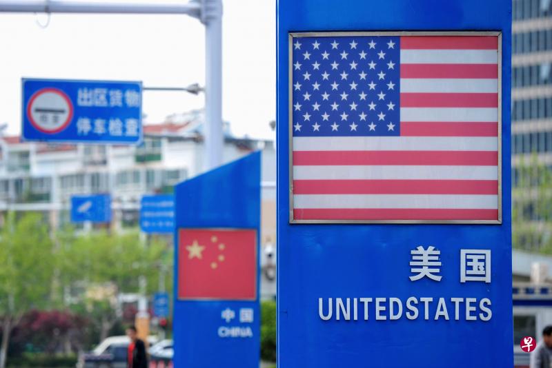 图为去年8月摄于中国山东自贸试验区青岛片区的中美两国标志。(法新社档案图) 图为去年8月摄于中国山东自贸试验区青岛片区的中美两国标志。(法新社档案图)