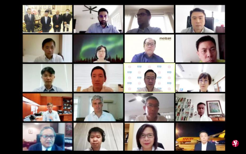 经发局在线上捐赠仪式上，把19家本地公司捐给柔佛前线医护人员的KN95口罩及手部消毒液正式转交柔佛州务大臣哈斯尼。（经济发展局提供）