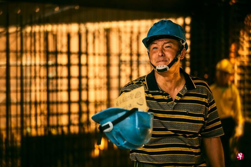 《做工的人》李铭顺剧中为受伤的工人募款医药费,却传来噩耗。(网络图) 《做工的人》李铭顺剧中为受伤的工人募款医药费,却传来噩耗。(网络图)