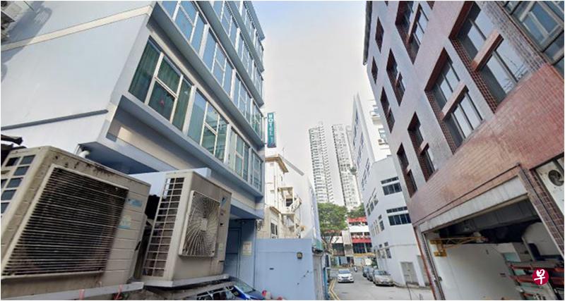 海军的军官被指放火烧了酒店后方摆在箱子里的毛巾。(取自Google Maps) 海军的军官被指放火烧了酒店后方摆在箱子里的毛巾。(取自Google Maps)