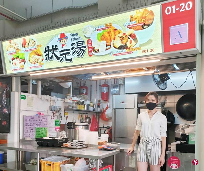 刘瀞鎂每天在凌晨3时许就起床到档口熬汤,上午10时30分开始营业至下午4、5时,再到补习中心教课至晚上9时30分,偶尔甚至会到11时30分。(受访者提供) 刘瀞鎂每天在凌晨3时许就起床到档口熬汤,上午10时30分开始营业至下午4、5时,再到补习中心教课至晚上9时30分,偶尔甚至会到11时30分。(受访者提供)