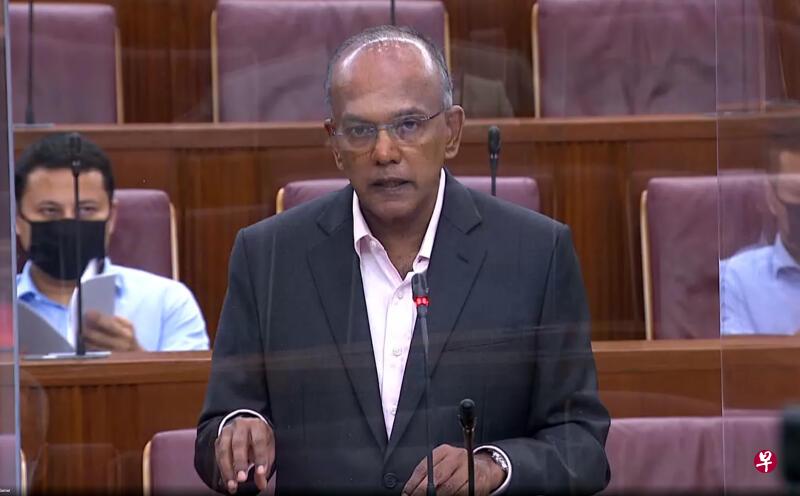 律政部长兼内政部长尚穆根昨天在法案二读时指出,相比阻断措施实施初期,全球冠病疫情加剧,我国的经济前景也恶化,多个行业饱受冲击。(Gov.sg视频截图) 律政部长兼内政部长尚穆根昨天在法案二读时指出,相比阻断措施实施初期,全球冠病疫情加剧,我国的经济前景也恶化,多个行业饱受冲击。(Gov.sg视频截图)