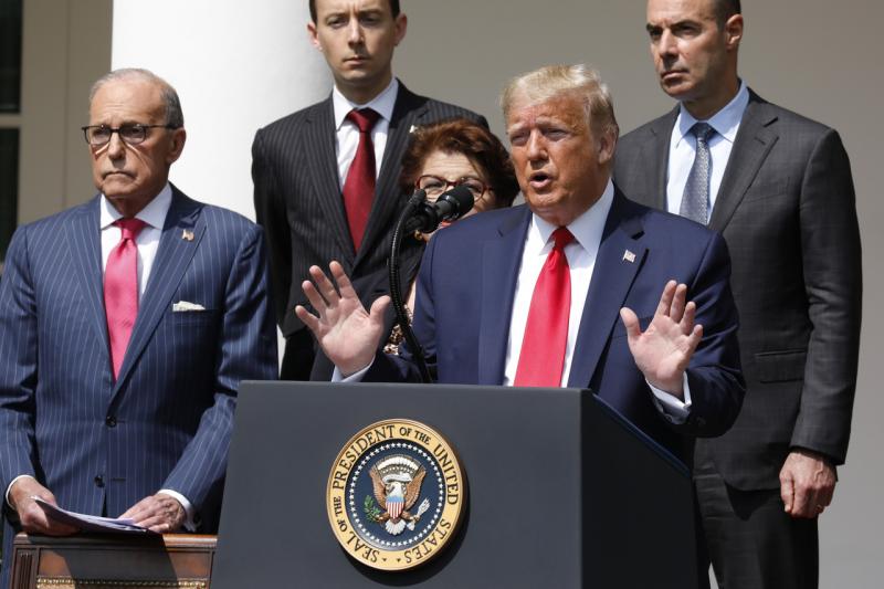 美国白宫经济顾问库德洛(左1)认为,本周六出席特朗普总统的竞选集会的人应该戴口罩。(彭博社) 美国白宫经济顾问库德洛(左1)认为,本周六出席特朗普总统的竞选集会的人应该戴口罩。(彭博社)