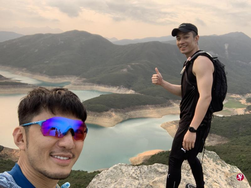 周柏豪(右)和袁伟豪上山下海,翻山越岭,介绍香港露营好去处。 周柏豪(右)和袁伟豪上山下海,翻山越岭,介绍香港露营好去处。