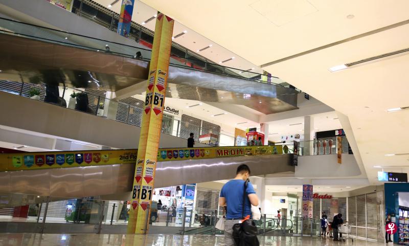 因游客人数与国内消费锐减,非必需消费品销售额显著下跌,图为6月3日本地一家商场的景象。(萧紫薇摄) 因游客人数与国内消费锐减,非必需消费品销售额显著下跌,图为6月3日本地一家商场的景象。(萧紫薇摄)