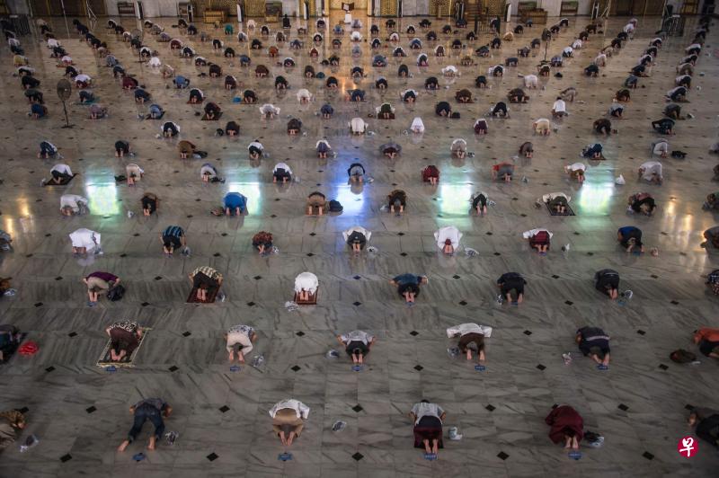 印尼首都雅加达的回教徒获准恢复周五大型祷告活动,一所回教堂昨天再次聚集了前去祷告的信徒。(法新社) 印尼首都雅加达的回教徒获准恢复周五大型祷告活动,一所回教堂昨天再次聚集了前去祷告的信徒。(法新社)