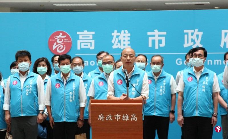 韩国瑜(中)今天在罢免案通过后发表谈话,感谢2018年投票给他的市民,让他有机会为人民打拼,也感谢市府团队的努力。(自由时报) 韩国瑜(中)今天在罢免案通过后发表谈话,感谢2018年投票给他的市民,让他有机会为人民打拼,也感谢市府团队的努力。(自由时报)