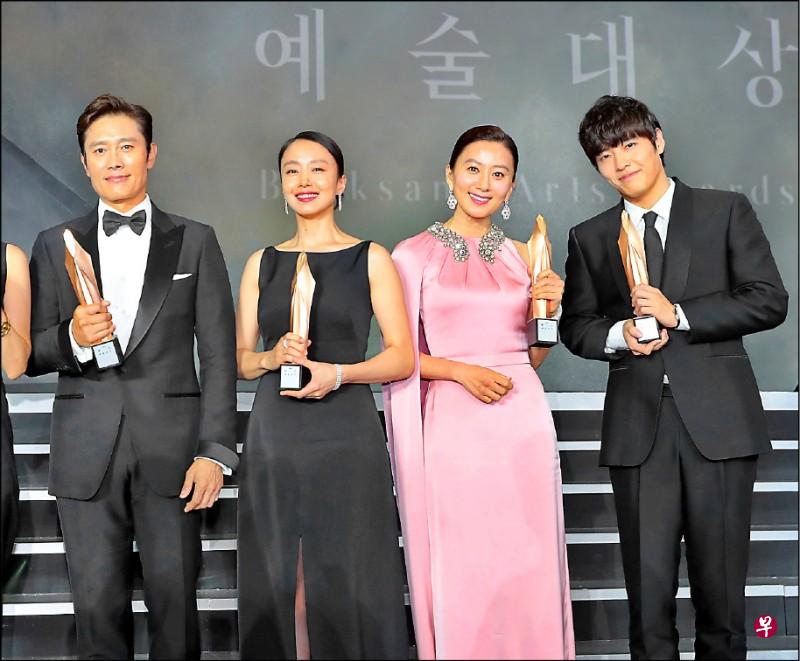 李炳宪(左起)、全度妍夺影帝后;姜河那(右起)与金喜爱拿下视帝视后。 (互联网) 李炳宪(左起)、全度妍夺影帝后;姜河那(右起)与金喜爱拿下视帝视后。 (互联网)