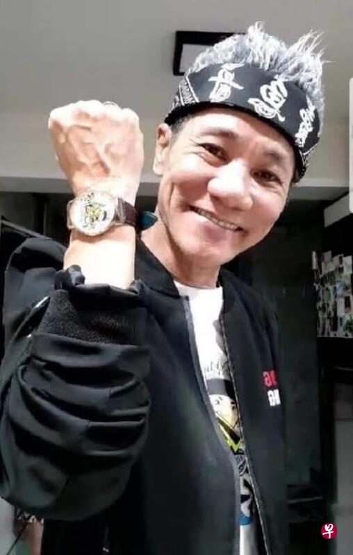 王雷以率直草根的“卖鱼哥”形象红到中国去,手上戴的是“卖鱼哥”手表。(受访者提供) 王雷以率直草根的“卖鱼哥”形象红到中国去,手上戴的是“卖鱼哥”手表。(受访者提供)