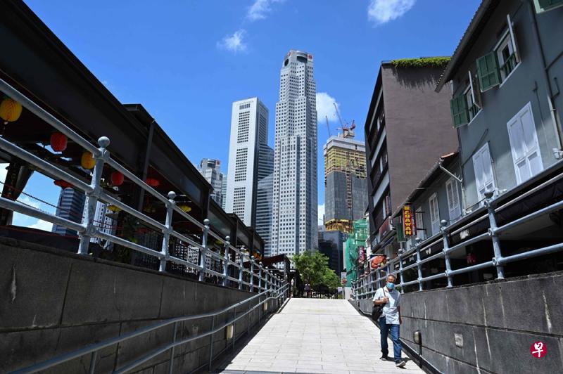 防范冠病病毒传播的安全距离措施预计将持续一段时间,受访专家认为,须与顾客密切接触的社交娱乐场所和健身房工作人员,以及高度依赖外国游客的旅游业和航空业人员,将有很大概率成为今年失业大军的一员。(法新社) 防范冠病病毒传播的安全距离措施预计将持续一段时间,受访专家认为,须与顾客密切接触的社交娱乐场所和健身房工作人员,以及高度依赖外国游客的旅游业和航空业人员,将有很大概率成为今年失业大军的一员。(法新社)