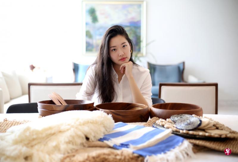 余苏宴是家人口中的“妹妹”，这些年来她已渐渐走出家族的影子，为自己开拓一片新天地。