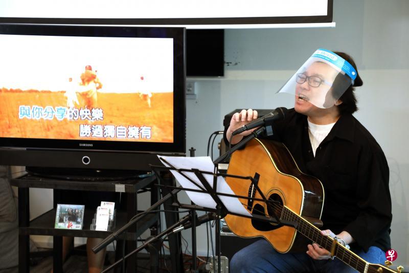 人协歌唱导师周家顺将在《疫起来唱歌》节目中教观众拉音、转音和换气等技巧,驾驭不同类型的歌曲。(邝启聪摄) 人协歌唱导师周家顺将在《疫起来唱歌》节目中教观众拉音、转音和换气等技巧,驾驭不同类型的歌曲。(邝启聪摄)