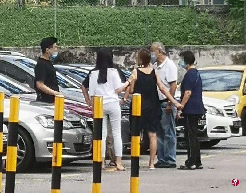 家属今早认领遗体时难忍悲痛。 家属今早认领遗体时难忍悲痛。