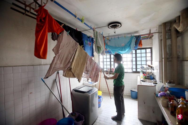 张国平独居在家,可自行照顾基本的生活需求。他因为病毒阻断措施暂时不必上班,义工一天会送两餐给他。(严宣融摄) 张国平独居在家,可自行照顾基本的生活需求。他因为病毒阻断措施暂时不必上班,义工一天会送两餐给他。(严宣融摄)