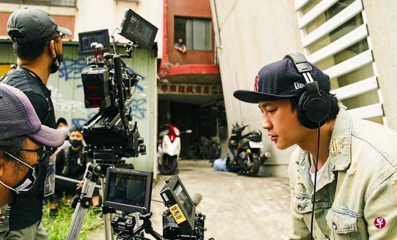 何润东(右)自编自导10集的黑暗悬疑剧《谁在你身边》。(互联网) 何润东(右)自编自导10集的黑暗悬疑剧《谁在你身边》。(互联网)