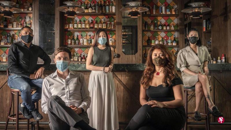 上个月成立的非牟利组织“新加坡鸡尾酒吧协会”由Jigger & Pony集团创办人颜国伊(站立者)任主席,董事成员有:(前排左起)28 HongKong Street董事Paul Gabi、亚洲最佳50酒吧协会副总裁裴振惠、(后排左起)The Old Man Singapore合伙人叶关诚、新加坡鸡尾酒节创办人吴丽萍。(受访者提供) 上个月成立的非牟利组织“新加坡鸡尾酒吧协会”由Jigger & Pony集团创办人颜国伊(站立者)任主席,董事成员有:(前排左起)28 HongKong Street董事Paul Gabi、亚洲最佳50酒吧协会副总裁裴振惠、(后排左起)The Old Man Singapore合伙人叶关诚、新加坡鸡尾酒节创办人吴丽萍。(受访者提供)