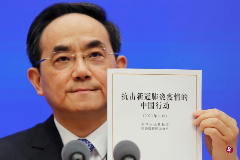 中共中央宣传部副部长、国务院新闻办公室主任徐麟昨天在新闻发布会上,展示《抗击新冠肺炎疫情的中国行动》白皮书。(路透社) 中共中央宣传部副部长、国务院新闻办公室主任徐麟昨天在新闻发布会上,展示《抗击新冠肺炎疫情的中国行动》白皮书。(路透社)