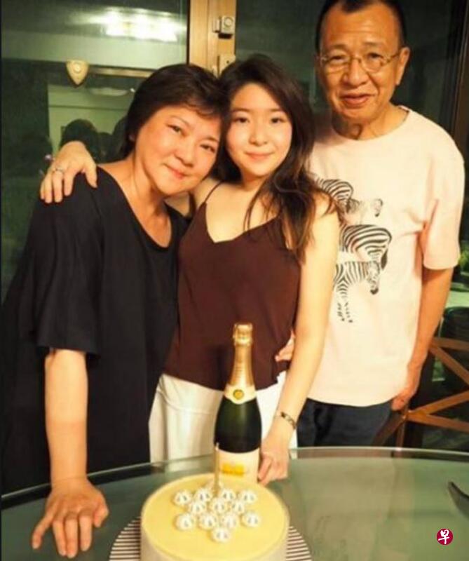 许绍雄已有近半年未见在新加坡的妻女。(互联网) 许绍雄已有近半年未见在新加坡的妻女。(互联网)