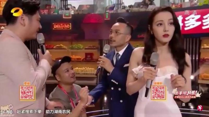 男粉丝(左二)闯入直播现场向迪丽热巴(右一)求婚,幸好主持人钱枫(左起)、汪涵反应及时,抓住男粉丝。(互联网) 男粉丝(左二)闯入直播现场向迪丽热巴(右一)求婚,幸好主持人钱枫(左起)、汪涵反应及时,抓住男粉丝。(互联网)