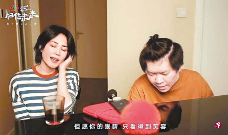 王菲(左)和常石磊合作改编《人间》,为中国抗疫后复工复产的人们打气。(互联网) 王菲(左)和常石磊合作改编《人间》,为中国抗疫后复工复产的人们打气。(互联网)