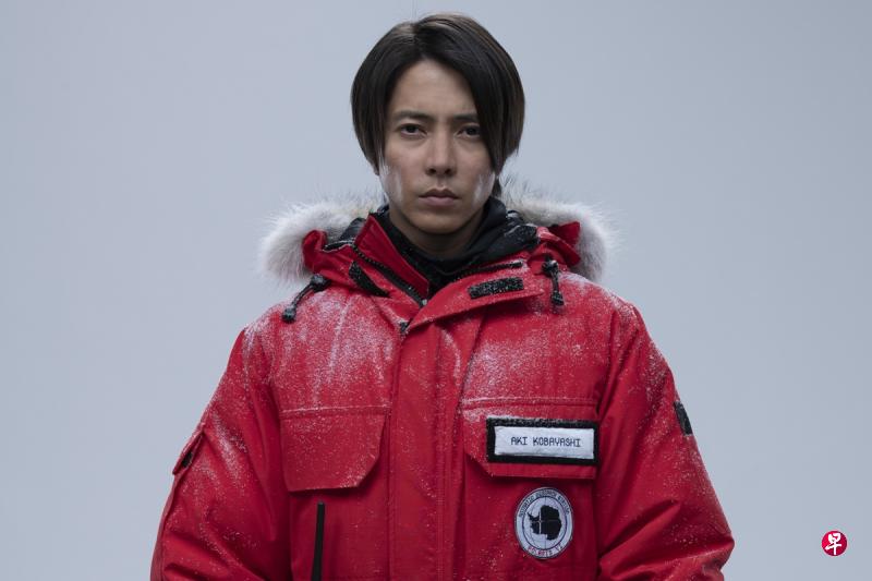 山下智久夏天穿冬装拍戏,热到汗流浃背。(HBO Asia提供) 山下智久夏天穿冬装拍戏,热到汗流浃背。(HBO Asia提供)