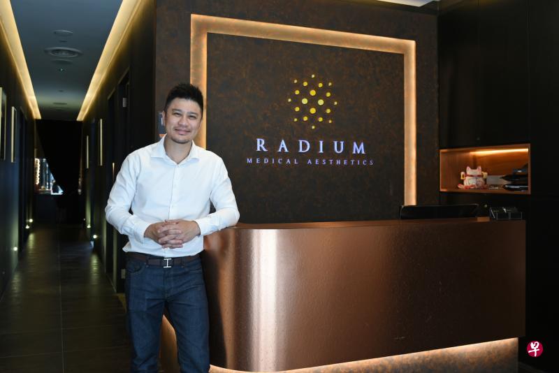 萧德华创办的医美诊所Radium Medical Aesthetics,既能解决顾客的皮肤问题,也可充当SOSD团队的联络站,还给予他出国教学的美好机会。(受访者提供) 萧德华创办的医美诊所Radium Medical Aesthetics,既能解决顾客的皮肤问题,也可充当SOSD团队的联络站,还给予他出国教学的美好机会。(受访者提供)