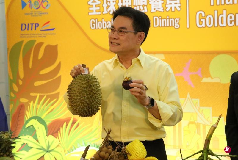 泰副首相朱林前晚通过天猫网络直播平台,亲自上阵促销榴梿、山竹等泰国水果。(中新社) 泰副首相朱林前晚通过天猫网络直播平台,亲自上阵促销榴梿、山竹等泰国水果。(中新社)