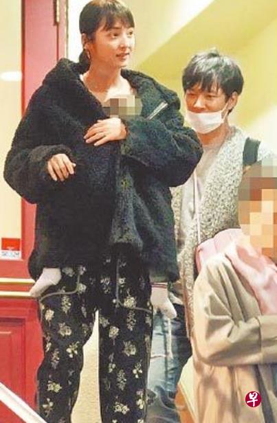 佐佐木希(左)去年底被拍到抱着儿子与渡部建外出晒天伦。(互联网) 佐佐木希(左)去年底被拍到抱着儿子与渡部建外出晒天伦。(互联网)