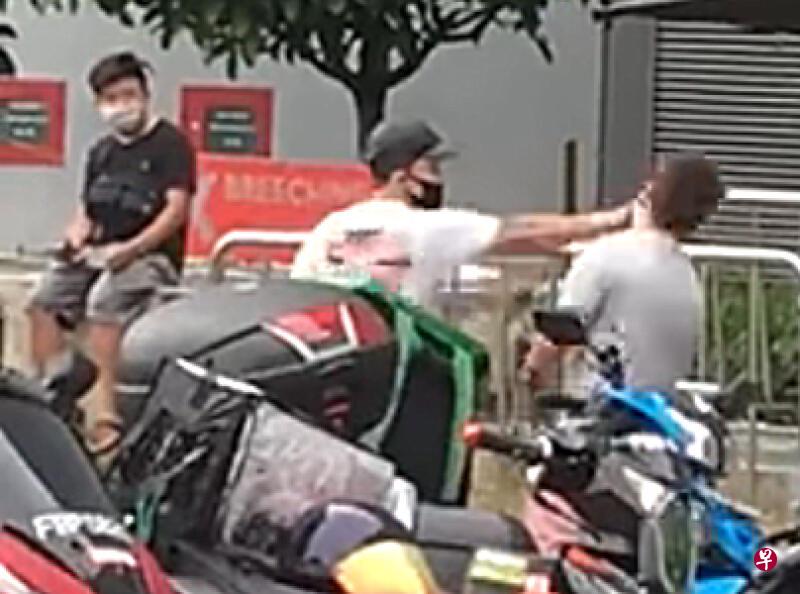 帽子男挥掌打在对方脸上。(取自网络) 帽子男挥掌打在对方脸上。(取自网络)